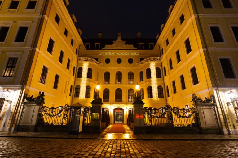 Hotel Taschenbergpalais bei Nacht