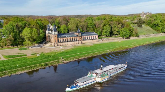 Wasserwerk Saloppe mit dem Dampfer Meissen